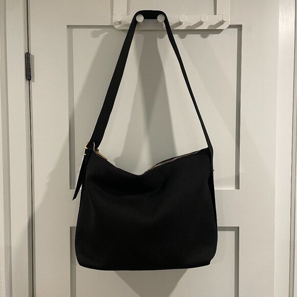 Cuyana Oversized Recycled Sling Bag, messenger bag - Picture 5 of 6